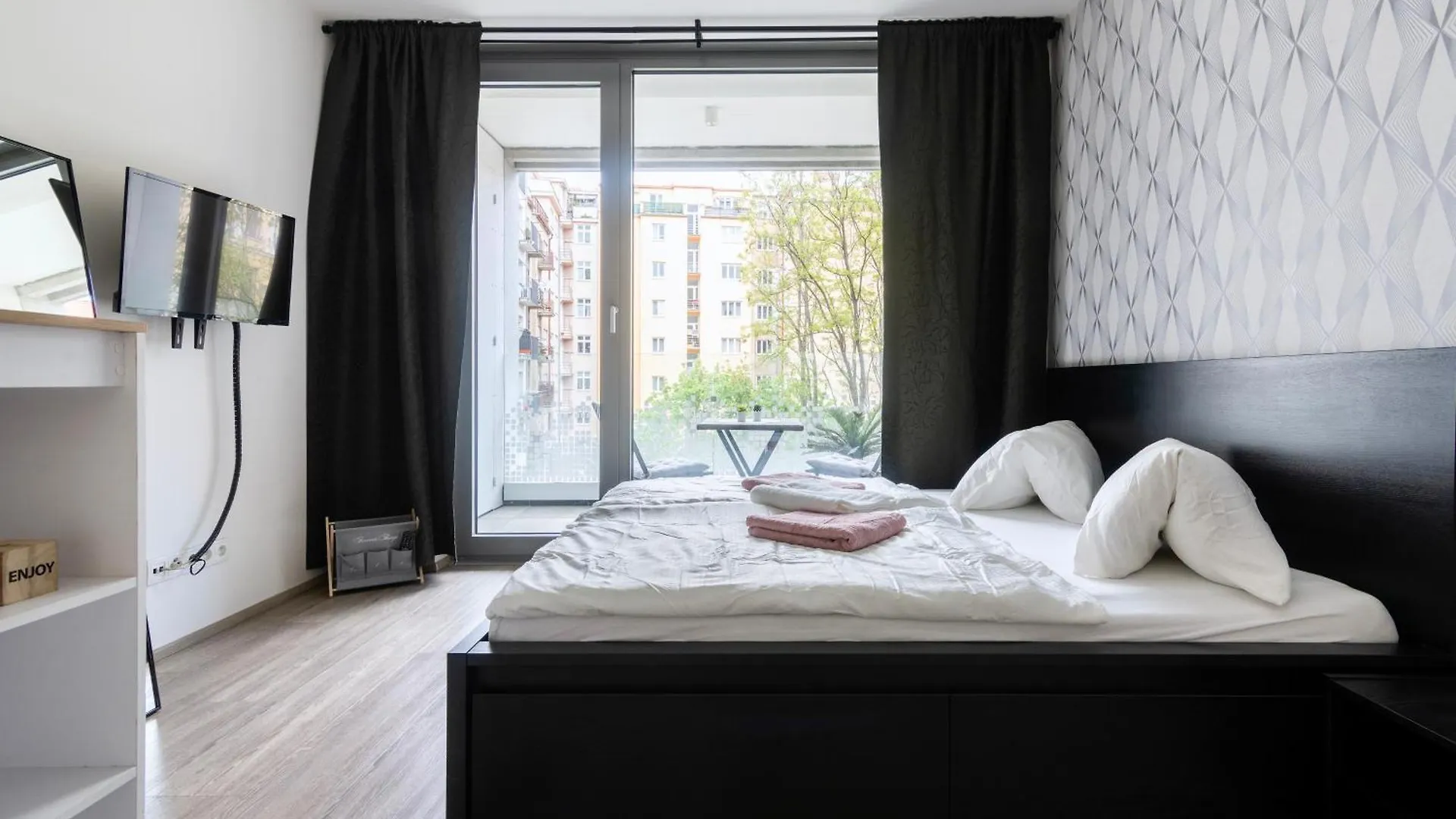 200Mb Wifi, Supermarket On-Site, 12Min City Center Prague