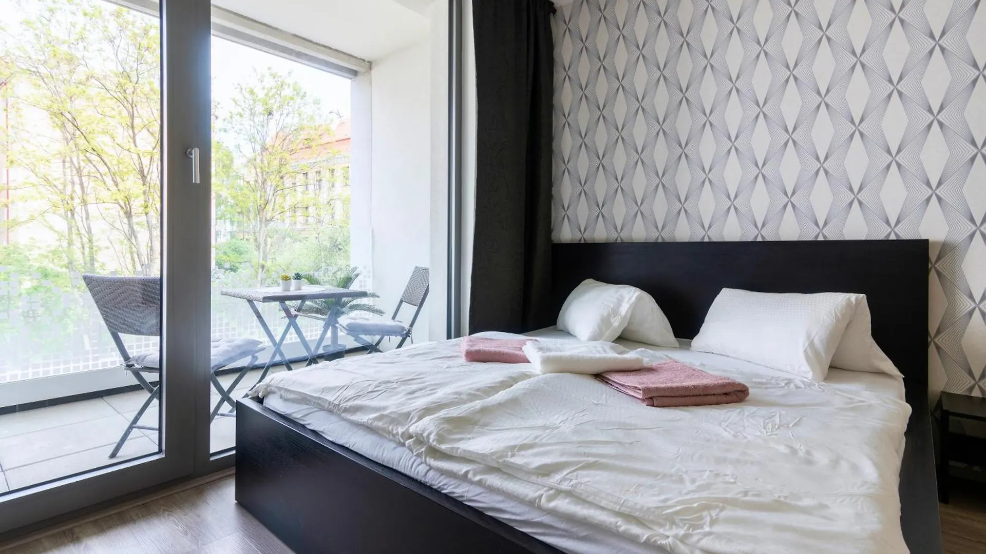 Apartment 200Mb Wifi, Supermarket On-Site, 12Min City Center Prague Czech Republic