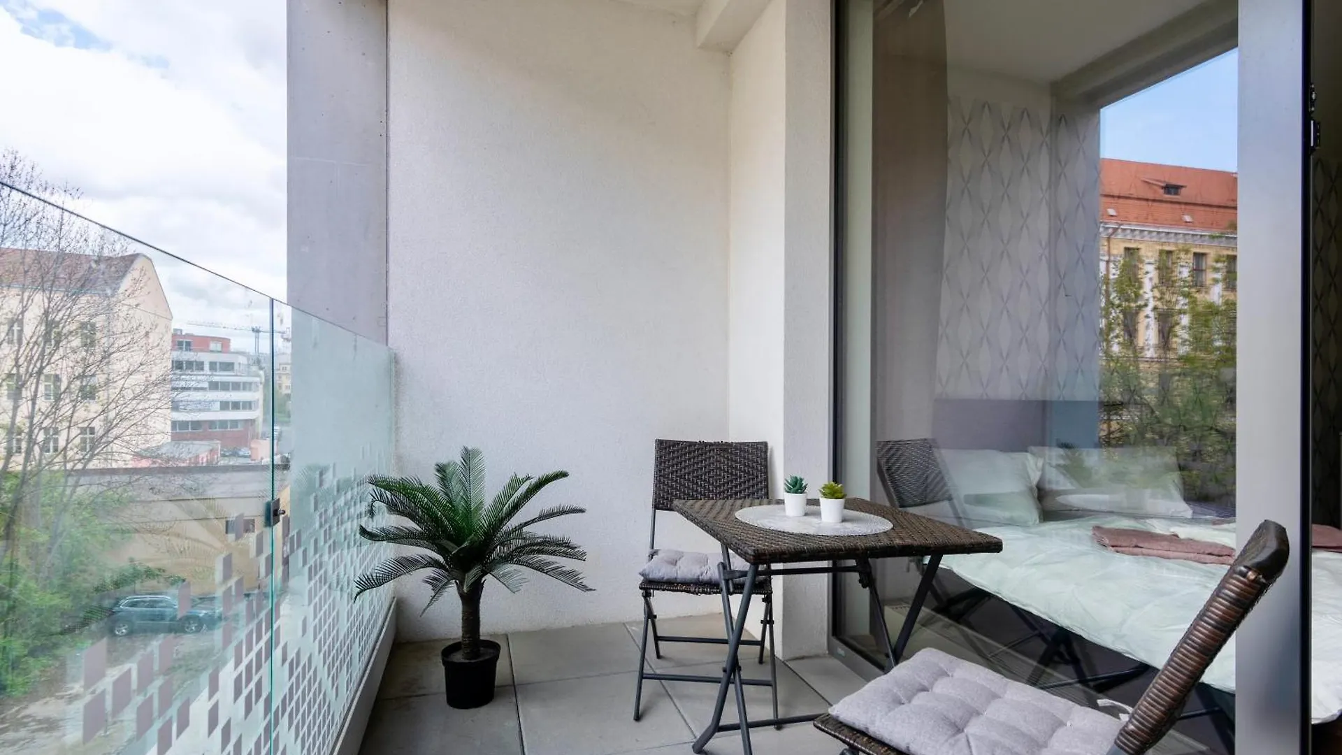 200Mb Wifi, Supermarket On-Site, 12Min City Center Prague Apartment