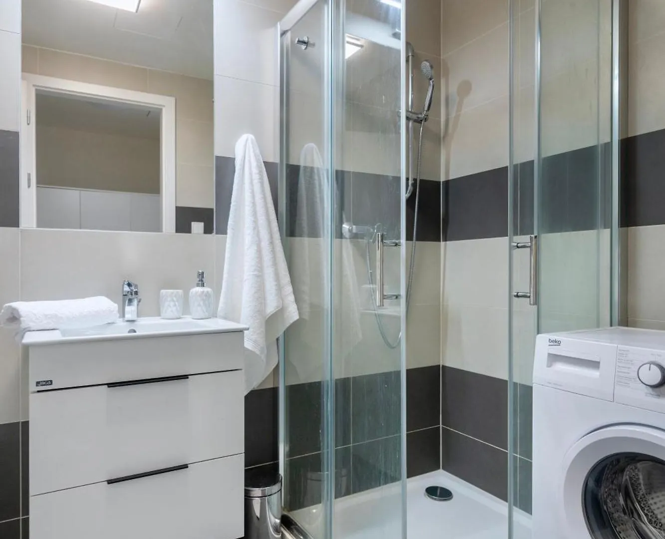 200Mb Wifi, Supermarket On-Site, 12Min City Center Prága Apartman